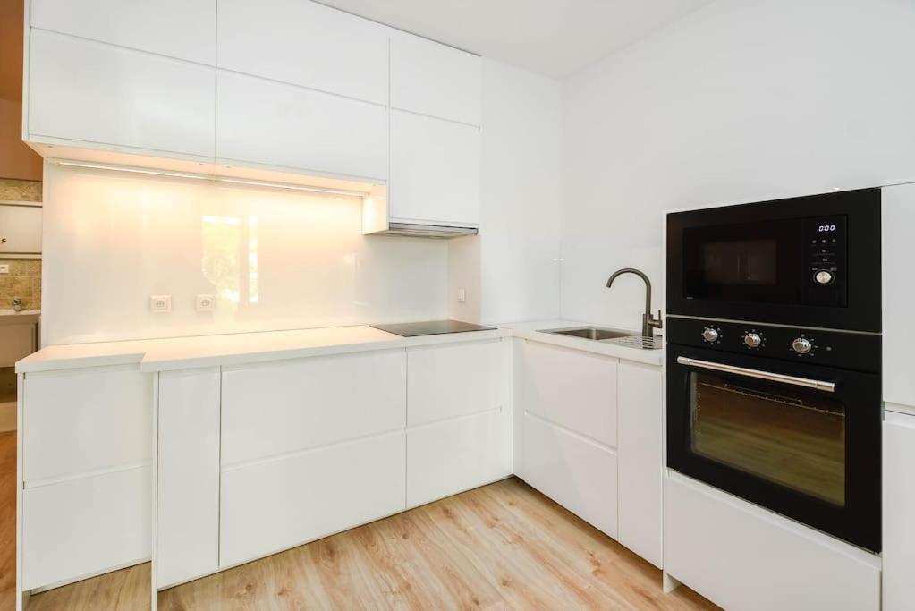 New Modern Apartment In City Center Bratislava Exterior photo